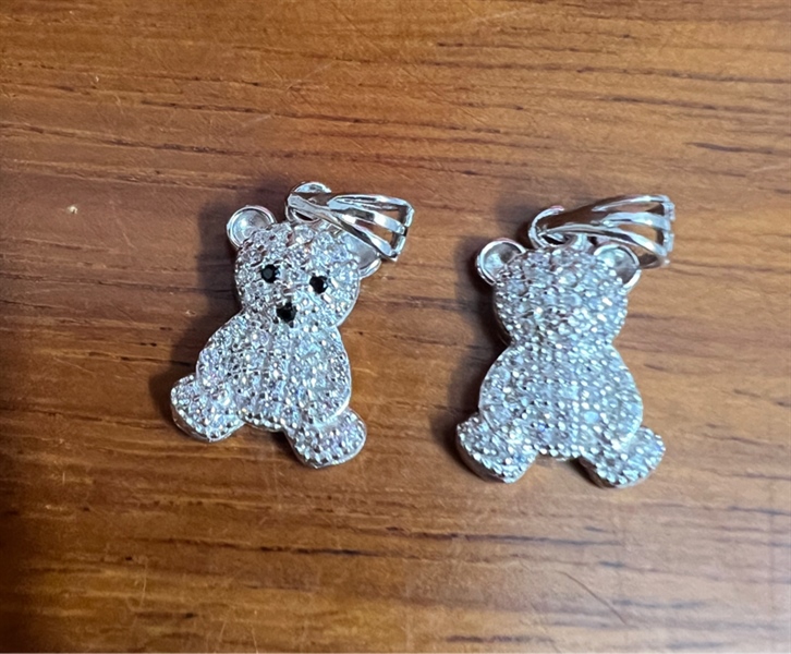 Mặt gấu mắt trắng, mắt đen