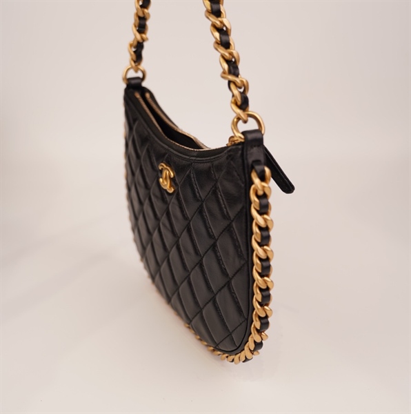 Túi Chanel đen kẹp nách xích vàng+