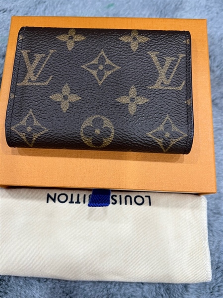 Ví LV nút đỏ nắp bầu tròn +