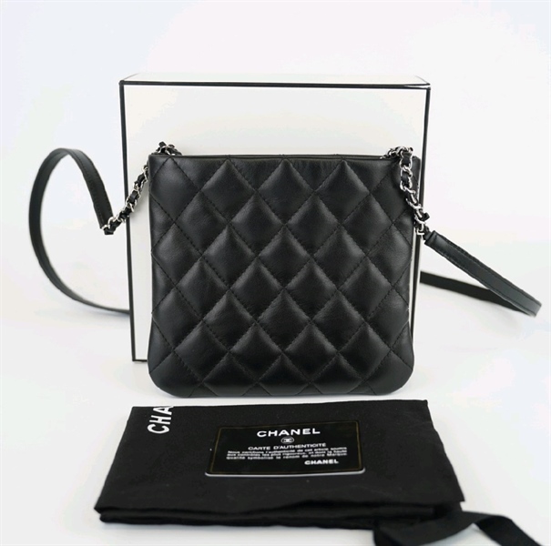 Túi Chanel đen đeo chéo hình vuông+
