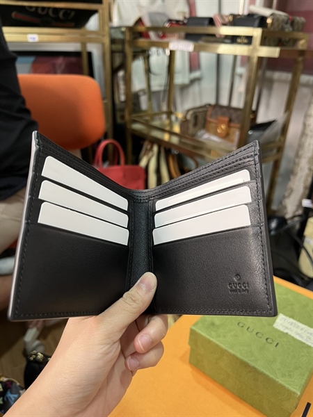 Ví GG đen họa tiết dập nổi +