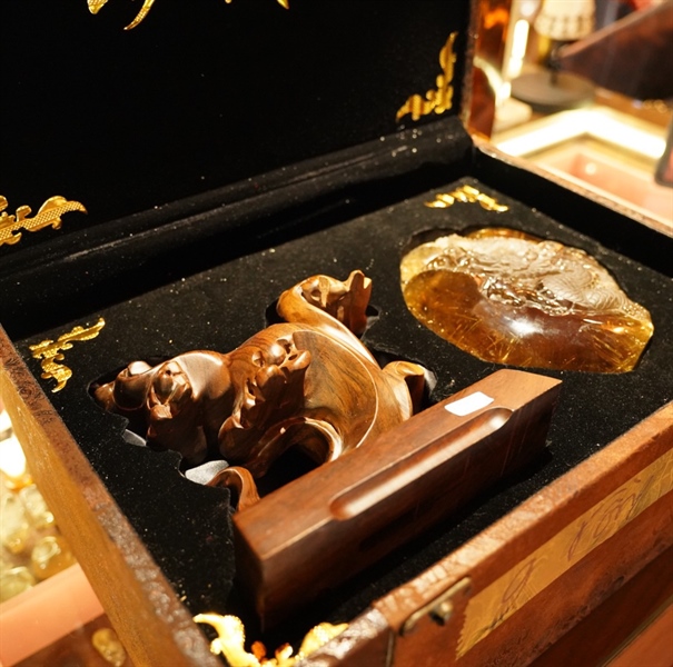 Tác phẩm lồng thạch anh tóc vàng 755859 +