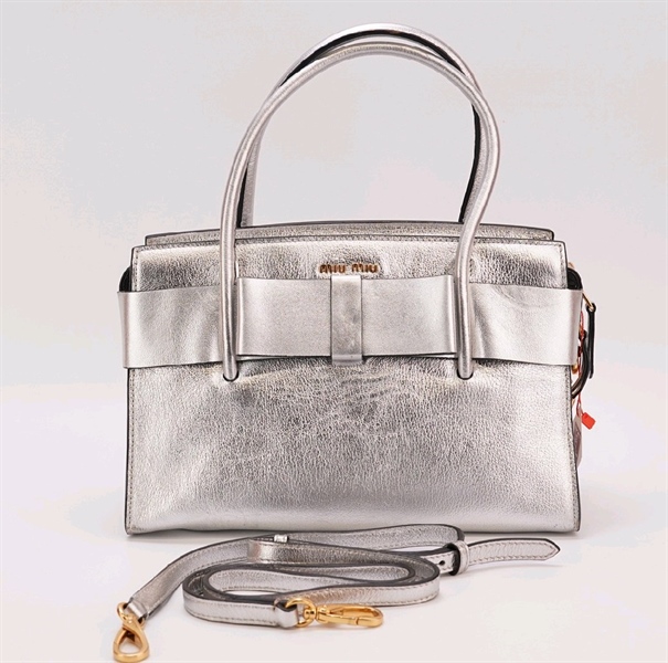 Túi xách Miu Miu màu bạc KG+