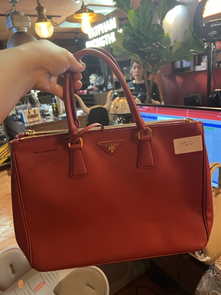 Túi Prada vân màu đỏ TB +