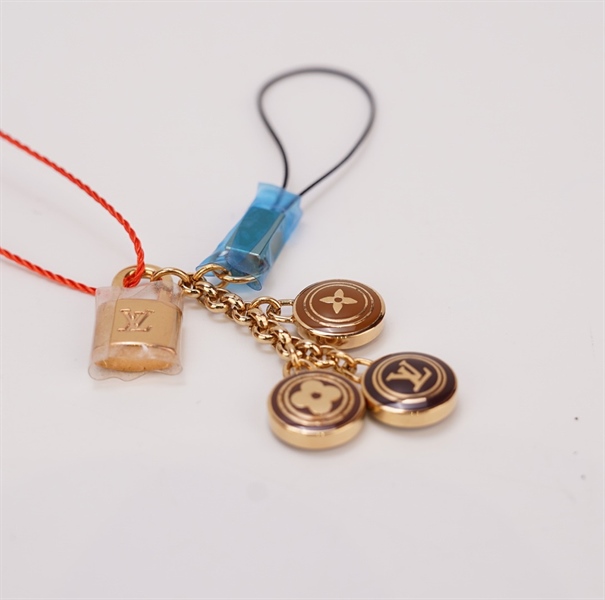 Charm LV 3 đồng xu kèm ổ khoá +