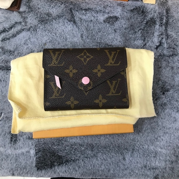 Ví LV Gập 3 Nút Hồng Lòng Hồng+