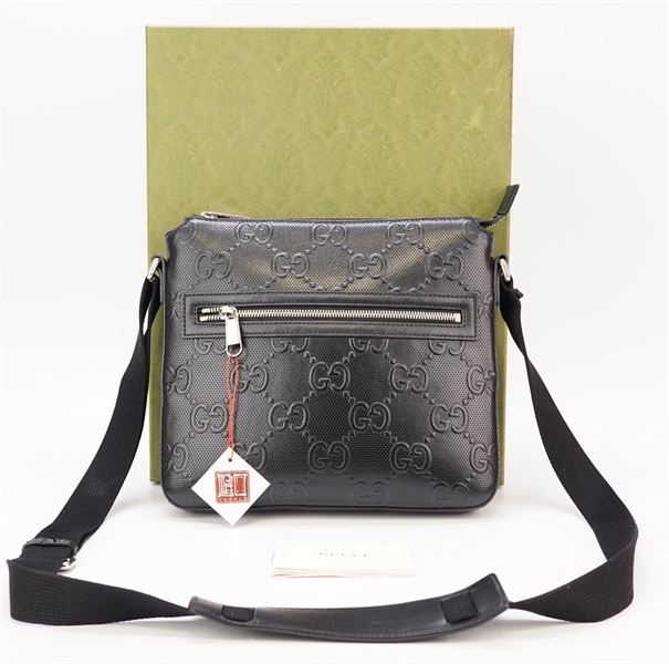 Túi Đeo chéo GG nam màu đen vân nổi +