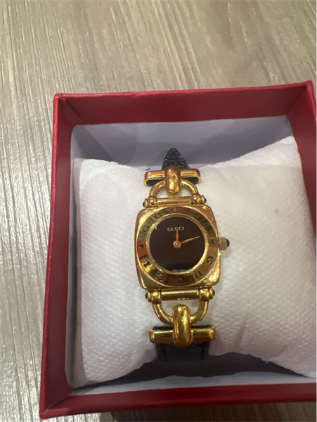 Đồng hồ GC dây đen mặt vàng KG+