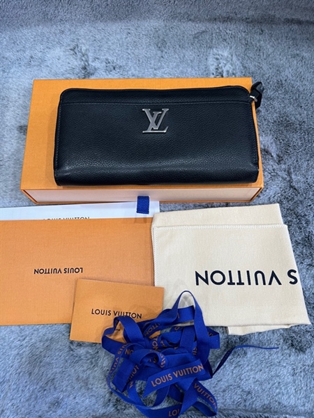 Ví LV đen chữ trắng KG+