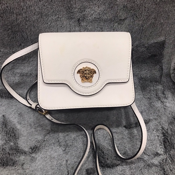 Túi Versace trắng logo vàng KG+