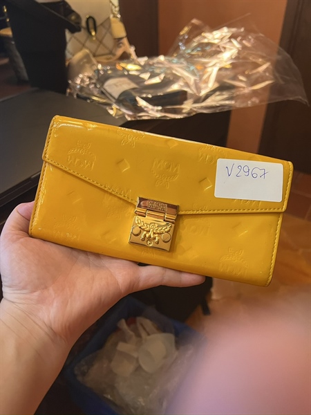 Ví MCM màu vàng khoá vàng TB+