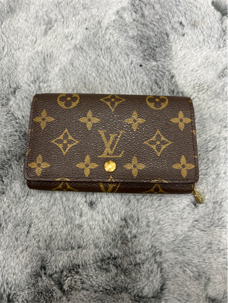 VÍ LV lỡ nút vàng lòg nâu+