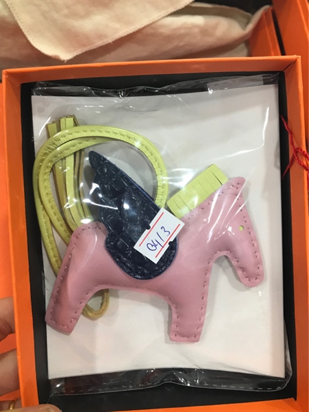 Charm Ngựa Hồng PHối Vàng Chanh+