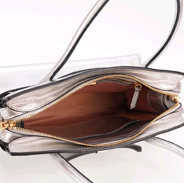 Túi xách Miu Miu màu bạc KG+