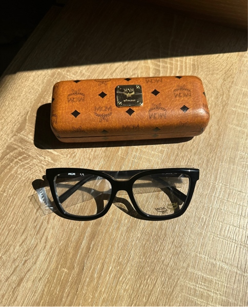 Kính MCM gọng đen dày KG+