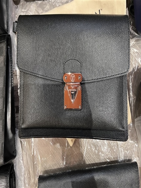 Túi LV vân đen khóa bạc TB +