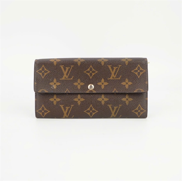 Ví LV dài nút vàng lòng nâu KG+