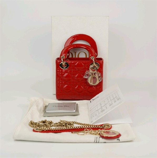 Túi Dior Lady đỏ bóng có charm KG+