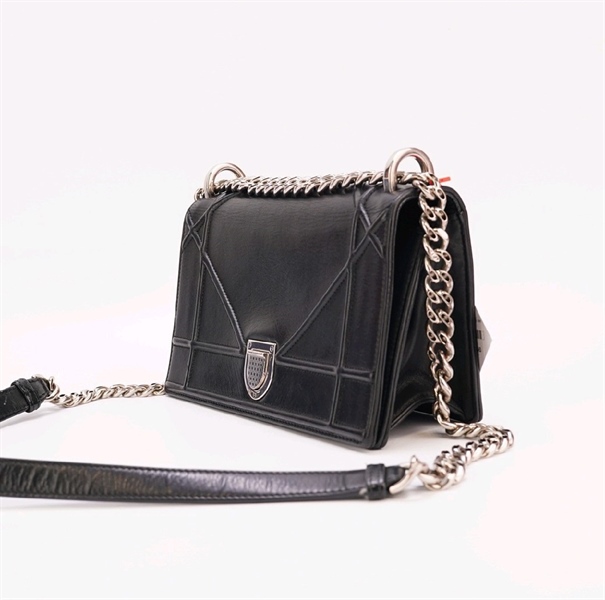 Túi Dior hoạ tiết nổi màu xám KG+