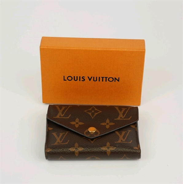 Ví LV gập 3 nút vàng hoa nâu KG+