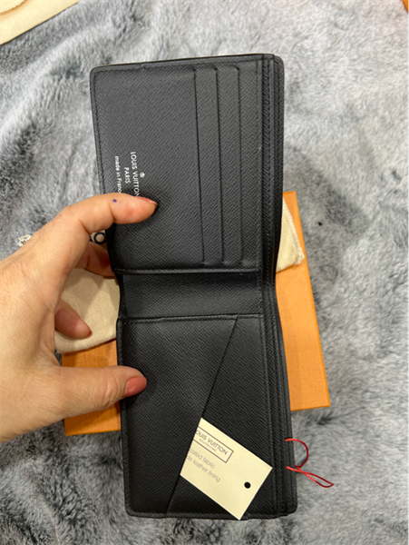 VÍ LV gập 2 nam hoa đen +