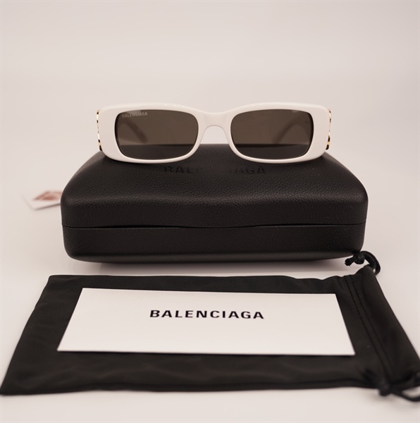 Kính đen Balenciaga trắng logo vàng KG+
