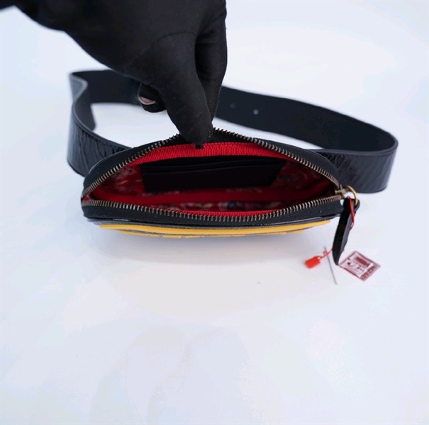 Túi GG đeo chéo đen chữ vàng +