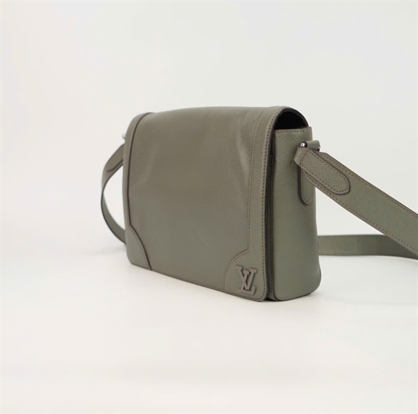 Túi LV đeo chéo màu xám logo nổi Size 26 TB+