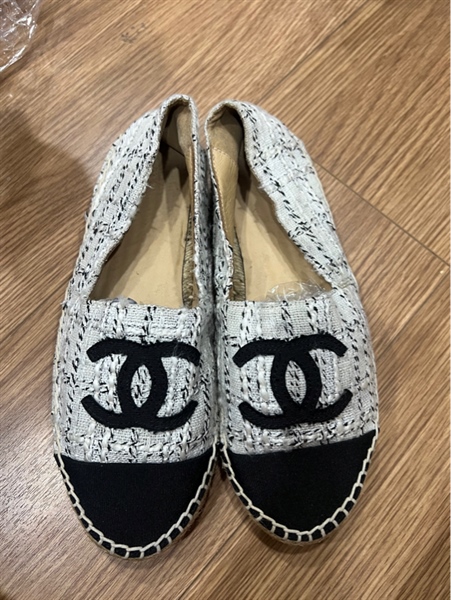 Giày Chanel trắng mũi đen +
