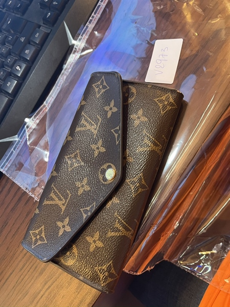 Ví LV hoa nâu nút vàng TB+