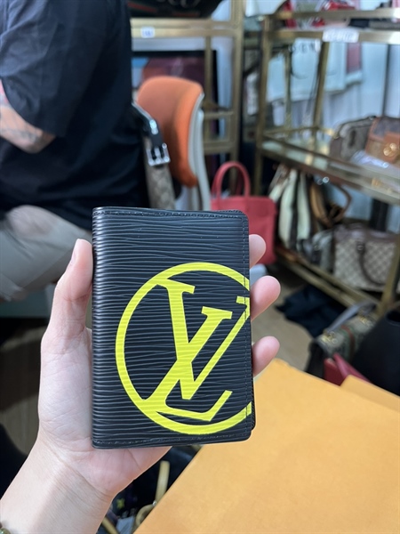 Ví LV đen chữ vàng +