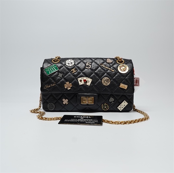 Túi Chanel đen gắn charm lót hồng +