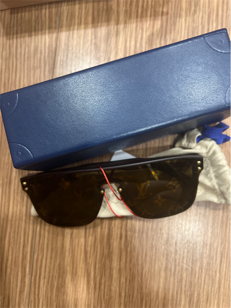 Kính LV nâu đen có chữ trên kính+