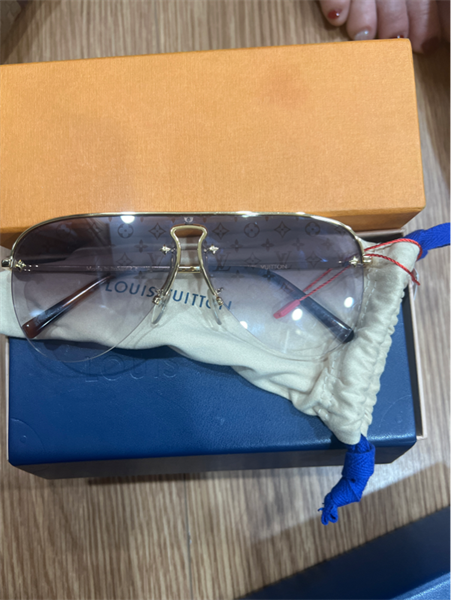 Kính LV gọng vàng +