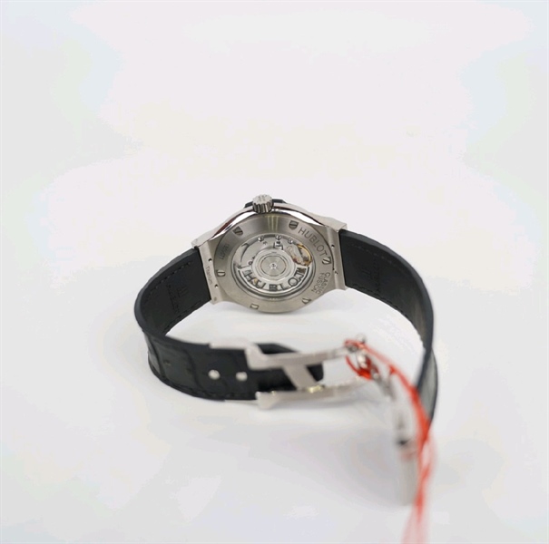 Đồng hồ Hublot màu đen viền đính đá KG+