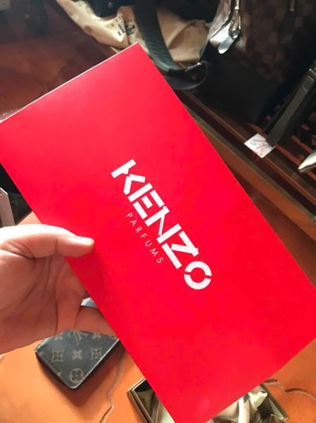 Khăn Kenzo đỏ KG+