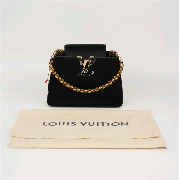 Túi LV Capu mini đen logo đính charm +