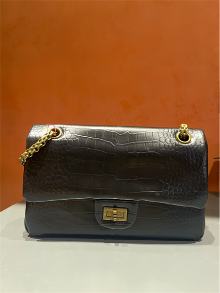 Túi Chanel vân da đen bóng khóa vàng giả cổ++
