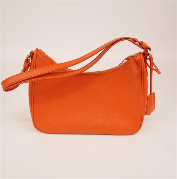 Túi Prada kẹp nách vân cam KG+