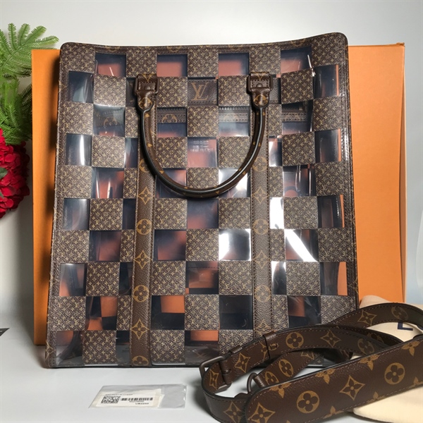 Túi LV đứng trong +