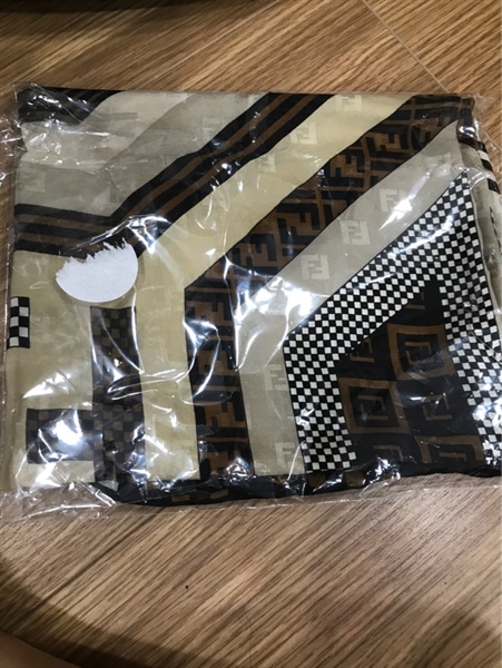 Khăn Fendi nâu +
