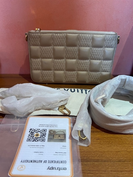 Túi LV chữ nhật vân nổi+