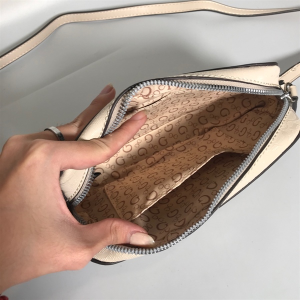 Túi đeo Guess trắng KG+