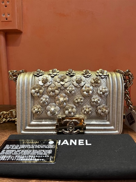 Túi Chanel bạc nắp đính hoa +
