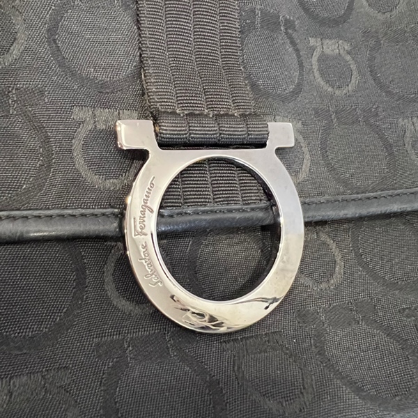 Túi Salvatore đen khoá tròn bạc KG+