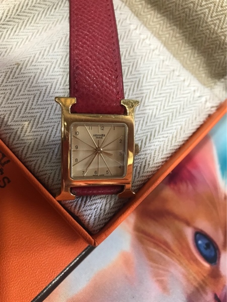 Đồng hồ Hermes dây da đỏ +