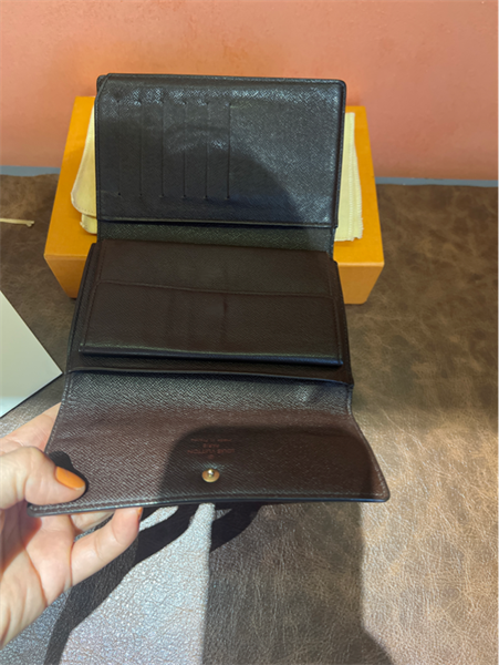 Ví LV lỡ gập 3 ô vuông lòng nâu +