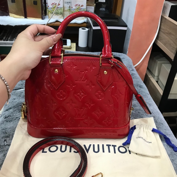 Túi LV Alma đỏ bóng khóa có dust (dust trắng)+