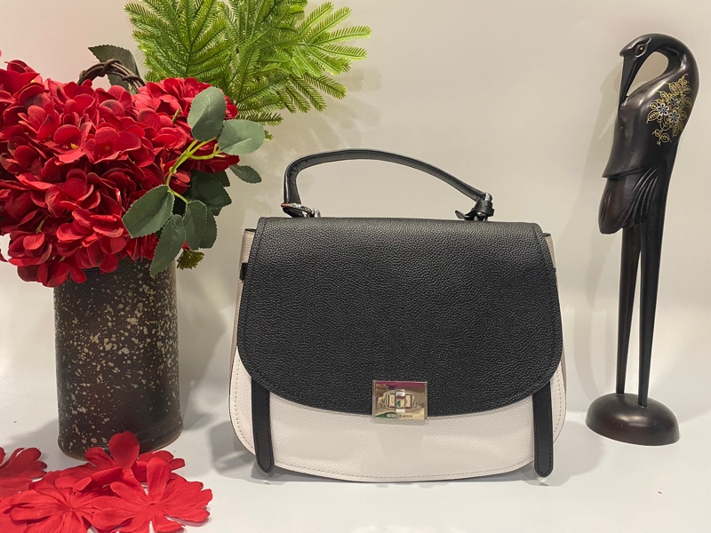 Túi Michael Kors trắng đen KG+