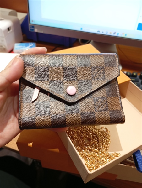 Ví LV ô vuông nâu nút hồng+